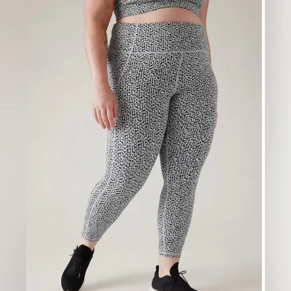 ATHLETA SALUTATION STASH II TEXTURED TIGHT - Picture 4 of 13